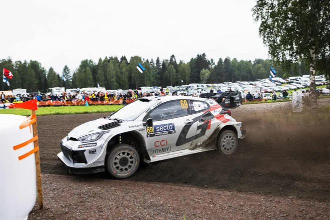 Finski as Kalle Rovanperä je na navdušenje številnih navijačev zmagal na reliju »tisočerih jezer«. FOTO: Valtteri Vainio/AFP