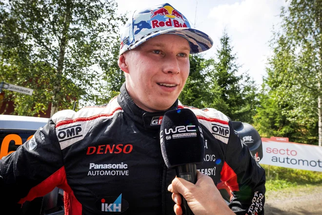 Kalle Rovanperä ni skrival navdušenja po krstni zmagi na reliju po Finski. FOTO: Valtteri Vainio/AFP