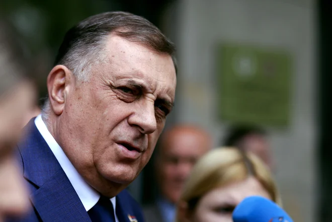 Miloradu Dodiku je bila poleg zaporne kazni izrečena tudi šestletna prepoved opravljanja javnih funkcij. FOTO: AFP