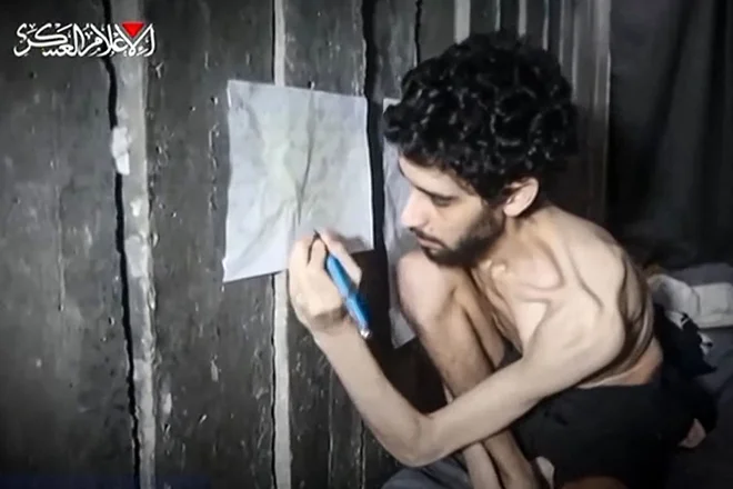 Posnetek zaslona iz videoposnetka, ki ga je 1. avgusta 2025 objavil Hamas, prikazuje izraelskega talca Evyatarja Davida, ki je videti šibek in podhranjen. FOTO: AFP