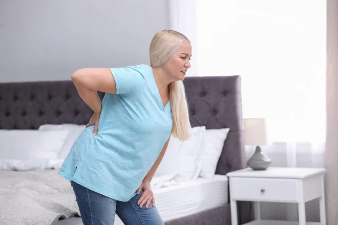 Spinalna stenoza je najpogostejša pri starejših, vendar se lahko pojavi tudi pri mlajših z nepravilnostmi hrbtenice. FOTO: Medicofit