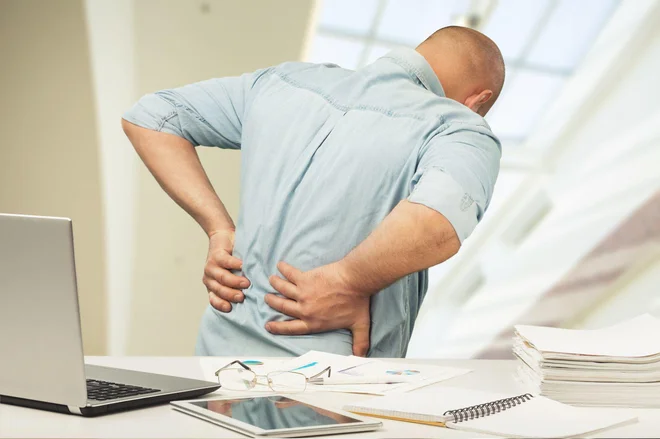 Simptomi, kot so bolečine v križu, mravljinčenje ali šibkost v nogah, se običajno poslabšajo pri hoji in izboljšajo pri počitku. FOTO: Medicofit