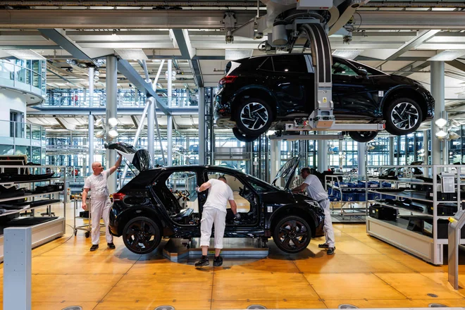 Največje avtomobilske skupine s sedežem v Evropi – Volkswagen, Stellantis, Renault, BMW in Mercedes Benz –​ so v prvem polletju prodale dva odstotka manj vozil kot v tem času lani.

Foto Jens Schlueter/AFP