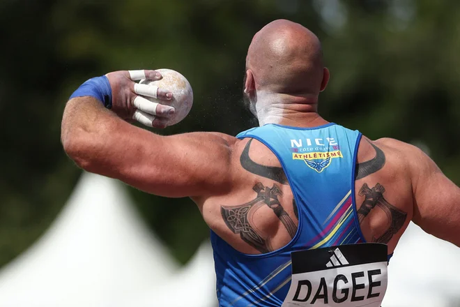Francoski atlet Frederic Dagee tekmuje za zmago v finalu moškega meta krogle na francoskem atletskem prvenstvu na obrobju Bordeauxa v jugozahodni Franciji. Foto: Romain Perrocheau/Afp