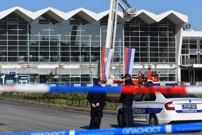 Policisti pred železniško postajo v severnosrbskem mestu Novi Sad 2. novembra 2024, dan po tem, ko se je po poročanju reševalnih služb zrušila zunanja streha. FOTO: Nenad Mihajlovic/AFP