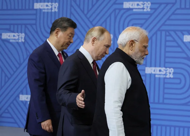 Kitajski predsednik Xi Jinping, ruski voditelj Vladimir Putin in indijski premier Narendra Modi med lanskim vrhom držav skupine Brics v ruskem Kazanu Foto Maxim Shipenkov/Reuters