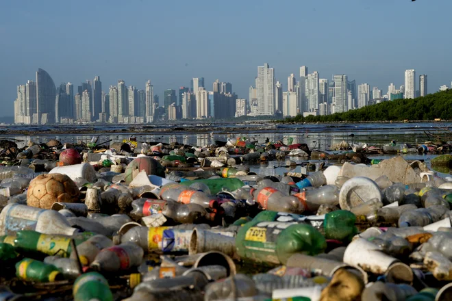 Plastika zastruplja tako Zemljo kot tudi ljudi. FOTO: Enea Lebrun/Reuters