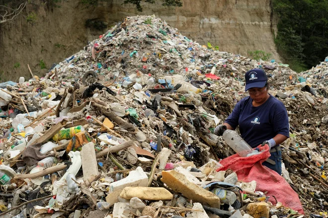 Recikliramo manj kot deset odstotkov plastike. FOTO: Josue Decavele/Reuters