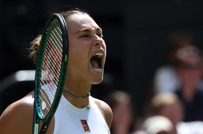 Arina Sabalenka ne skriva svojih čustev niti na igrišču niti ob njem. FOTO: Toby Melville/Reuters