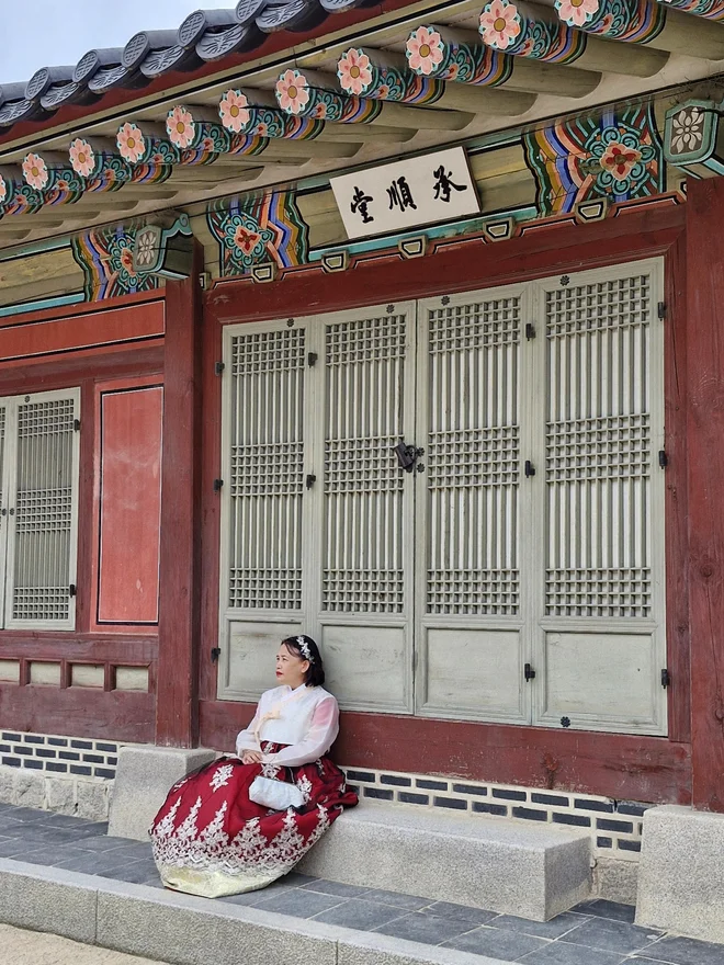 Za obiskovalce palače Gjongbogun, ki nosijo hanbok, je vstop prost. FOTO: Anja Intihar