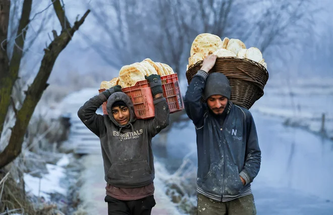 Jezero leži v Kašmirski dolini, približno 30 kilometrov severozahodno od Srinagarja, ob vznožju pogorij Pir Panjal in Himalaje. FOTO: Sharafat Ali/Reuters