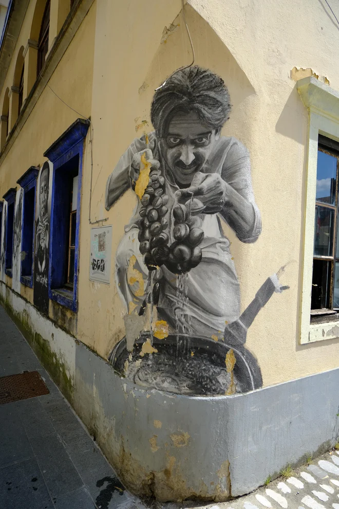 Grafiti v starem delu Kranja: portreti glasbenikov so na tem mestu že desetletja. Narisal jih je kranjski umetnik, ki se je pozneje preusmeril v izdelovanje čudovitih izdelkov iz gline. FOTO: Špela Ankele