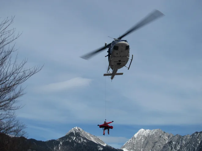 Stroka zahteva zaustavitev razpisa za nabavo helikopterjev