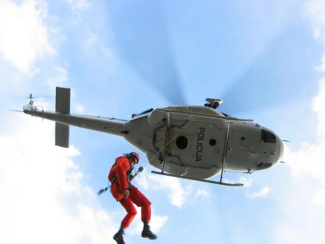 Helikopter je lani sodeloval pri 295 intervencijah (43 odstotkov vseh). FOTO: Arhiv Janeza Brojana
