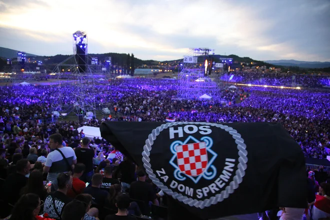 Po ocenah organizatorjev se je na koncertu zbralo več kot 150.000 ljudi. Koncert se je začel z eno uro zamude zaradi velikega števila obiskovalcev, ki so prihajali v zadnjem trenutku, in se končal malo po eni uri zjutraj. FOTO: Duje Klaric/Cropix