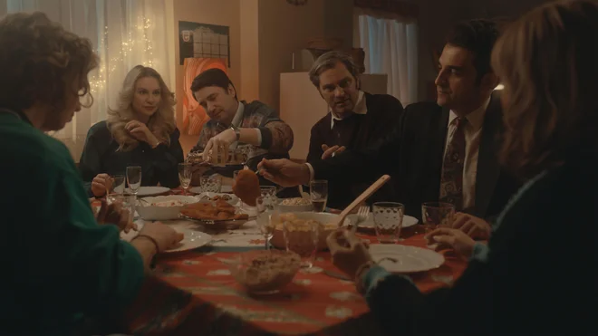 Filmsko družino Žakelj igrajo Lea Cok v glavni vlogi starejše Bronje, mlada Bronja je Mei Rabič, brat Rok je Jaka Mehle oziroma Žiga Šorli, oče Jurij Zrnec, mama Tjaša Železnik, babica Dada pa Anica Dobra. FOTO: Luka Matijevec/SFC