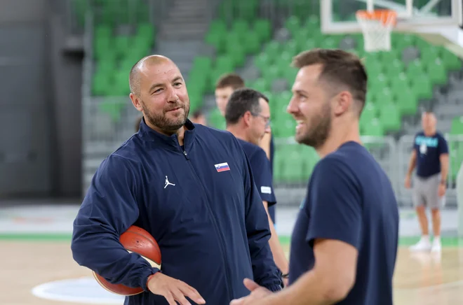Marko Milić je včeraj na treningu prvič pozdravil Luko Dončića, ki se je pridružil reprezentanci. Foto Blaž Samec