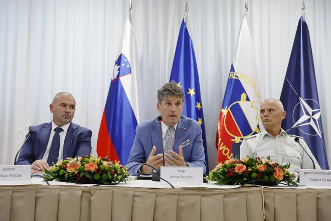 Vodstvo ministrstva za obrambo naj bi včeraj pojasnilo nejasnosti v zvezi z obrambnim holdingom, a se zdi, da pri tej nalogi ni bilo pretirano uspešno. Foto Leon Vidic