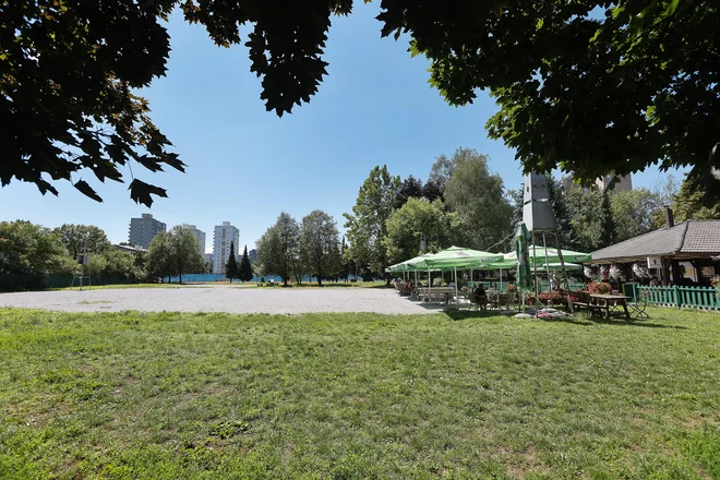 Gostinski lokal v parku v Savskem naselju (na fotografiji desno) bodo delavci ljubljanskega Dema Plus Inženiringa porušili in na istem območju zgradili novega s sodobnimi prostori. FOTO: Leon Vidic/Delo