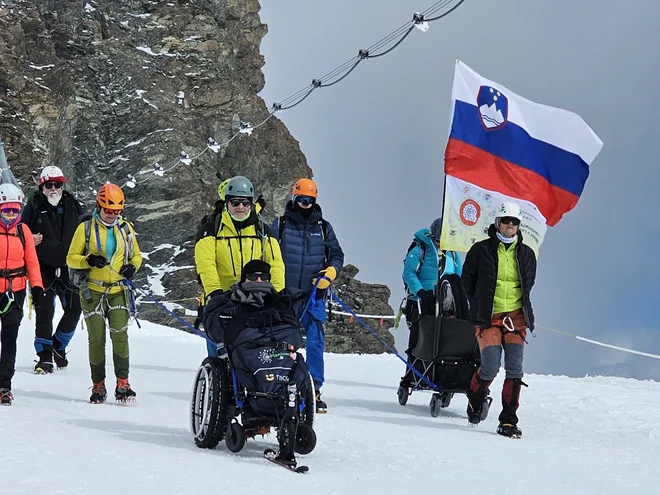 Na Mali Matterhorn (3883 metrov) se je odpravilo vseh 41 članov odprave, na zahodni vrh Breithorna (4164 metrov) pa se je povzpelo 11 inplanik in inplanincev. FOTO: arhiv PZS