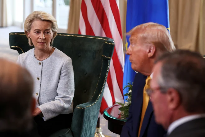 Na več področjih še vedno ni jasno, kaj sta se ameriški predsednik Donald Trump in predsednica evropske komisije Ursula von der Leyen dogovorila. FOTO: Evelyn Hockstein/Reuters