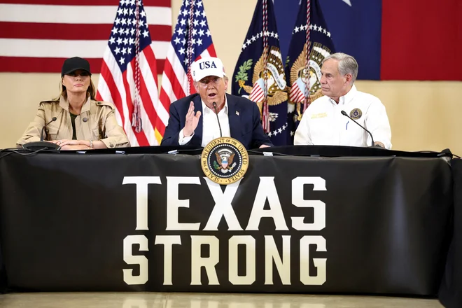 Teksaški guverner Greg Abbott z republikanskim predsednikom Donaldom Trumpom in prvo damo Melanio. FOTO: Kevin Lamarque/Reuters