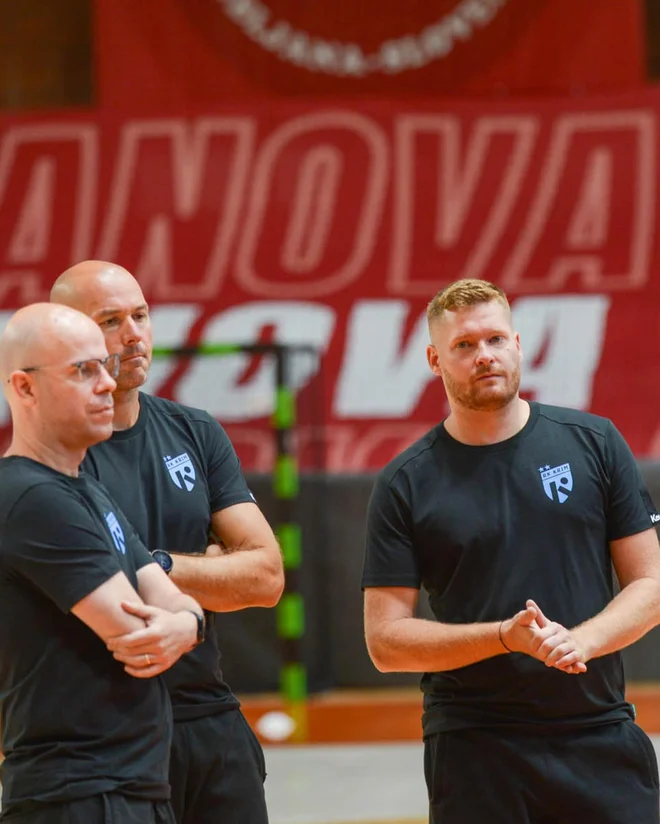 Žiga Novak ima ob sebi pomočnika Vanjo Kralja in trenerja vratark Aljaža Pavliča. FOTO: RK Krim