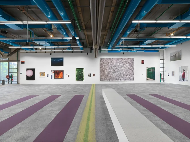 Tillmans je, poudarjajo v Pompidouju, prejel carte blanche, dovoljenje, da s prostorom stori prav karkoli. FOTO: Herve Veronese/Centre Georges Pompidou