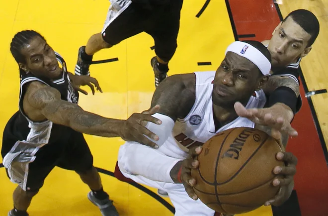 Med odtujenimi predmeti je bil dres LeBrona Jamesa iz finala lige NBA leta 2013. FOTO: Reuters