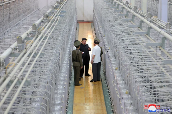 Severnokorejski voditelj Kim Džong Un med obiskom obrata za proizvodnjo visokoobogatenega urana. FOTO: Kcna/Reuters