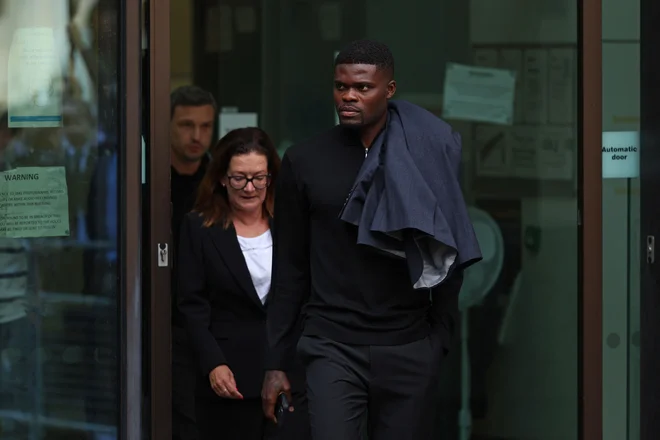 Njegova odvetnica je dejala, da obtoženi pozdravlja priložnost, da končno opere svoje ime. FOTO: Adrian Dennis/AFP