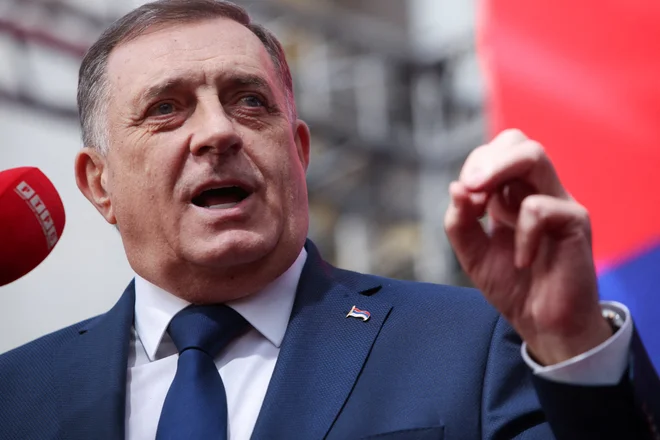 Predsednik Republike Srbske Milorad Dodik je z današnjo odločitvijo osrednje volilne komisije BiH izločen iz političnega življenja Bosne in Hercegovine, čeprav nič ne kaže, da bi Dodik in njegovi podporniki to odločitev bili pripravljeni mirno sprejeti. FOTO: Amel Emric/Reuters