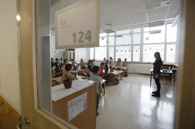V ljubljanski regiji učitelj začetnik s plačo nekoliko več kot 1200 evrov (z dodatki) na mesec za najem garsonjere ali enosobnega stanovanja (z vključenimi stroški) odšteje med 800 in 1000 evrov. FOTO: Leon Vidic/Delo