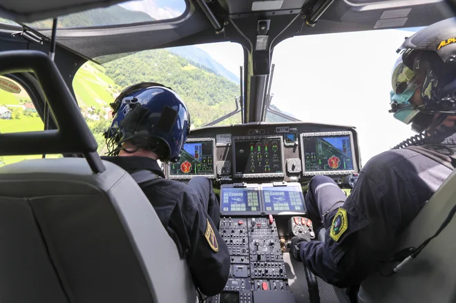 Notranjost zrakoplovov bo prilagojena prevozu pacientov, policija pa ima dovolj helikopterjev za izvajanje svojih nalog, pravijo na ministrstvu za notranje zadeve. FOTO: Marko Feist