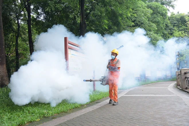 V provinci Guangdong na Kitajskem preprečujejo širjenje čikungunje z razkuževanjem mestnih ulic in stanovanjskih blokov. FOTO: Reuters Connect
