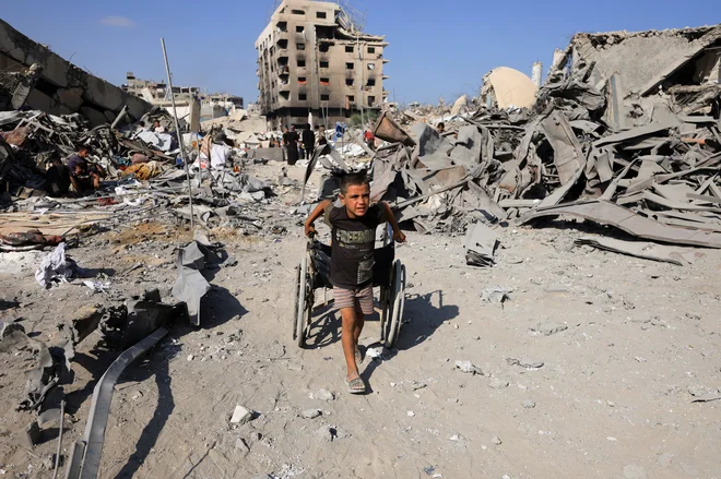 Vse več ljudi v gazi umira od lakote, Izrael še vedno bombardira in strelja civiliste, tudi otroke. FOTO: Dawoud Abu Alkas/Reuters
