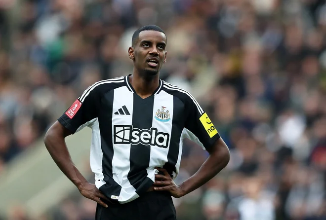 Alexander Isak je v precepu. FOTO: Scott Heppell/Reuters