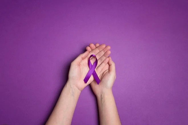 Mesec september je svetovni mesec Alzheimerjeve bolezni, njen simbol pa je vijolična pentlja. FOTO: Shutterstock