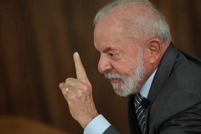 Brazilski predsednik Luiz Inácio Lula da Silva se še pogaja z Donaldom Trumpom, ki je Braziliji odmeril 50-odstotne carine, ker sodno preganja njegovega prijatelja Bolsonara. FOTO: Adriano Machado/Reuters