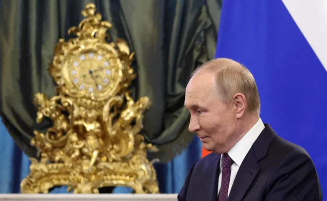 Tudi če bi mehanizem, ki ga vzpostavlja Svet Evrope, začel veljati, to še ne bi pomenilo, da se Putinov čas izteka. FOTO: Evgenia Novoženina/AFP