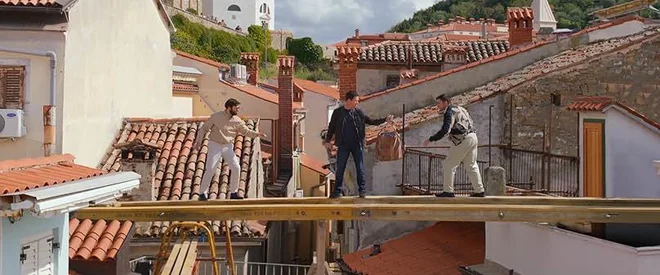 V filmu Zveza so filmarji izkoristili slikovite piranske strehe, po katerih agenti lovijo zlikovce. Foto promocijsko gradivo
