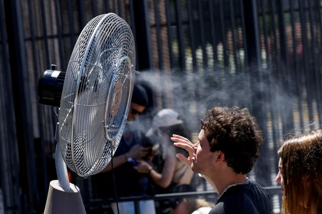 Na stari celini je bila prejšnji mesec povprečna temperatura nad kopnim 21,12 stopinje Celzije. FOTO: Remo Casilli/Reuters