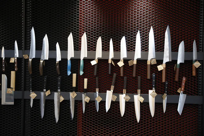 V prodajalni OsterRob je največ povpraševanja po čim bolj vsestranskih kuhinjskih nožih iz nerjavnega prašnega jekla, po obliki santoku, gyuto, bunka, kiritsuke ... Leon Vidic/DELO