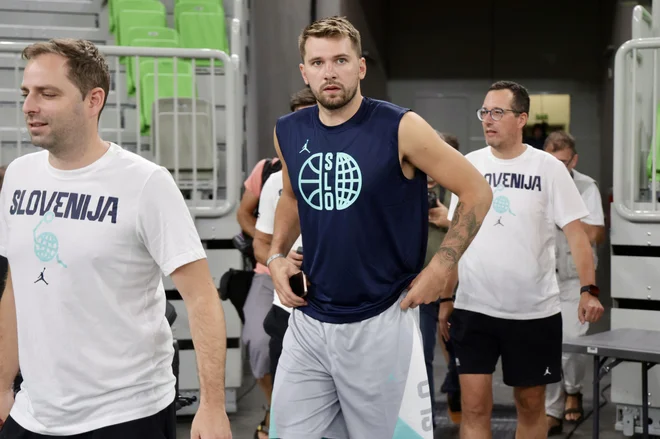 Luka Dončić pred začetkom drugega treninga z reprezentanco v pripravah na letođnje evropsko prvenstvo. FOTO: Voranc Vogel