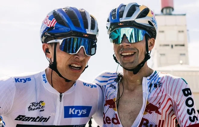 Florian Lipowitz in Primož Roglič se več kot očitno razumeta dobro, Slovenec je Nemcu med rumeno pentljo predal tudi kakšen uporaben nasvet. FOTO: Letour.fr/Delo