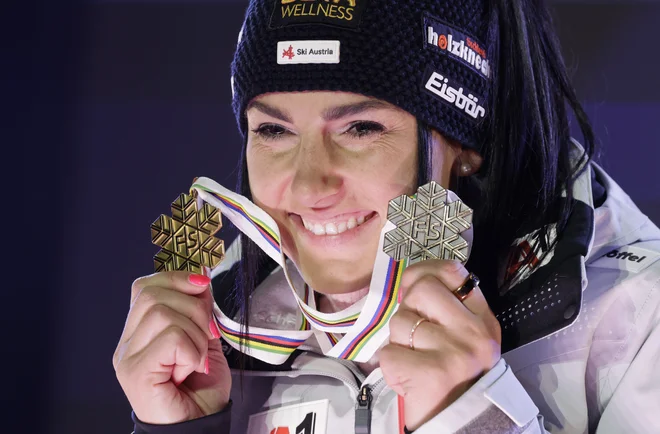 Stephanie Venier z obema kolajnama, ki ju je osvojila na domačem svetovnem prvenstvu. FOTO: Leonhard Foeger/Reuters