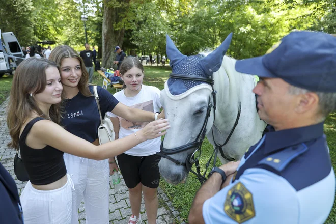 Dan odprtih vrat je bil dobro obiskan. FOTO: Jože Suhadolnik/Delo
