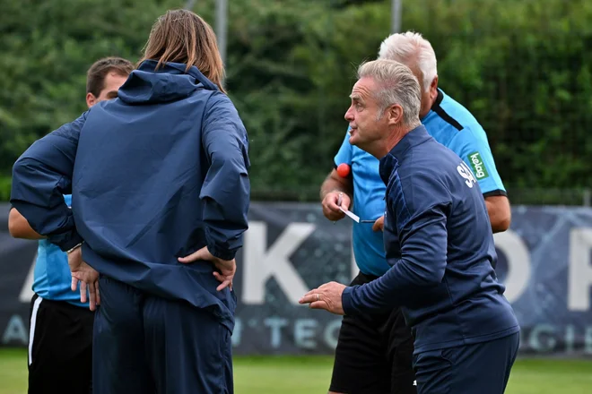 Na petkovi tekmi med kluboma SAK in Atus Ferlach je pomočnik trenerja vratarjev pri ekipi SAK, koroški Slovenec Janko Smrečnik, z igralcem nasprotne ekipe spregovoril v slovenščini. FOTO: Bernd Stefan