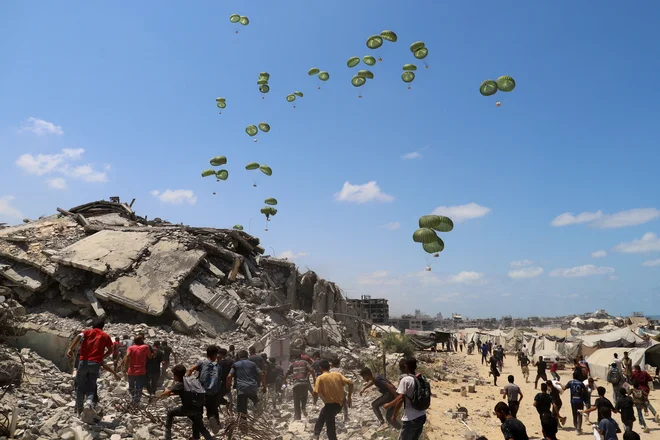Na ozemlje Gaze je v zadnjih dneh več držav odvrglo na tone humanitarne pomoči FOTO: Ebrahim Hajjaj/Reuters