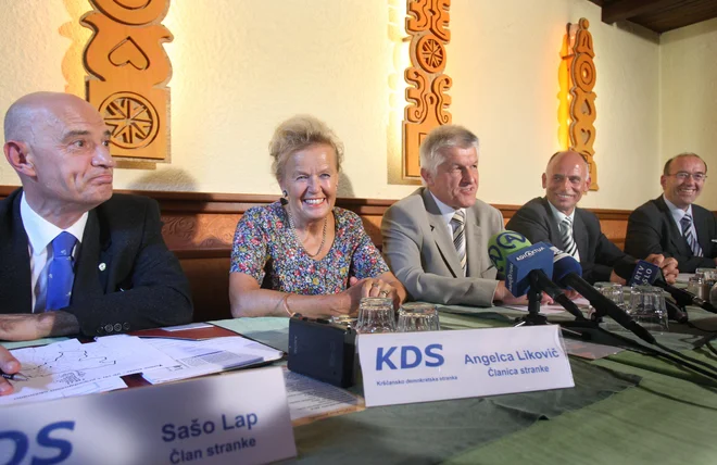 Od leve: Sašo Lap, Angelca Likovič, Jožef Duhovnik, Janez Drobnič in Marko Štrovs na novinarski konferenci Krščansko demokratske stranke leta 2008. FOTO: Jure Eržen